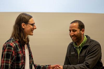 Student Oscar Gal, recipient of the Math Excellence award, 在学术颁奖典礼上与Gil Rosenberg教授握手, 2022年春季.